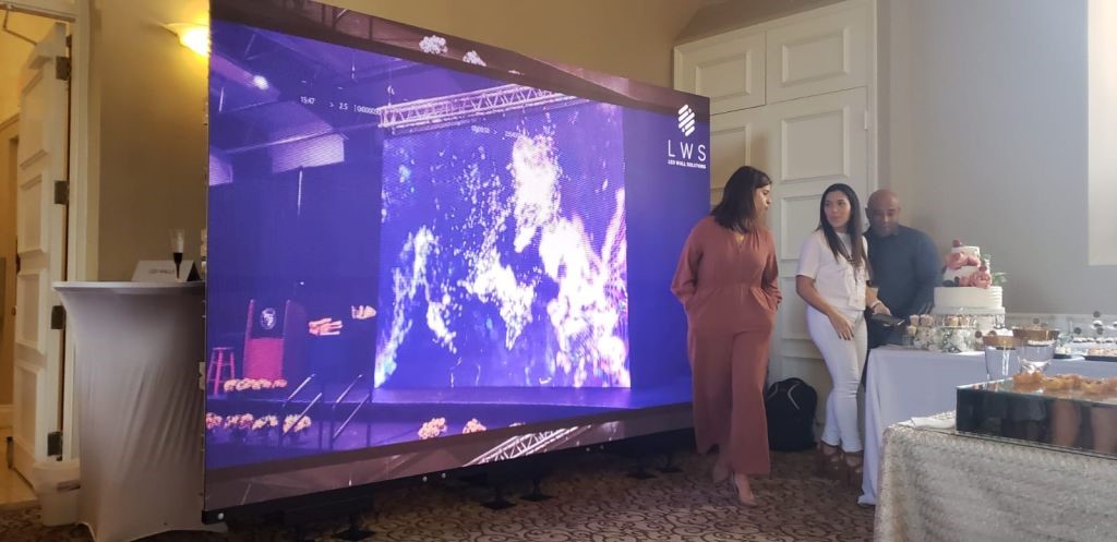 more and more people choose to set up a home cinema with led walls