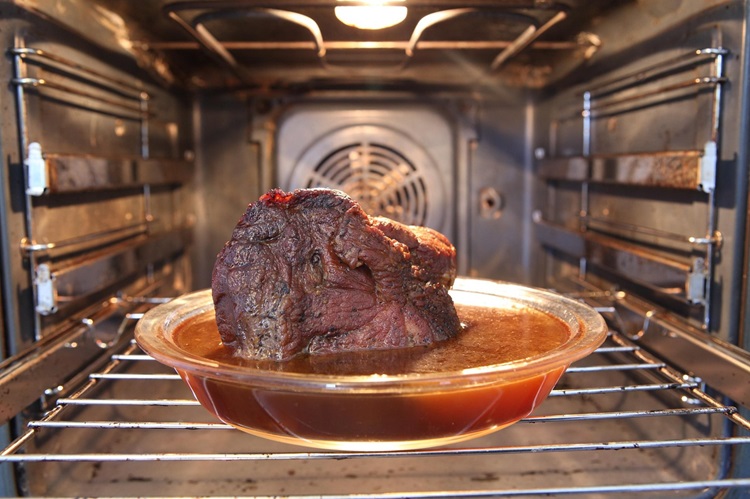 8 Mistakes to Avoid When Cleaning Your Oven